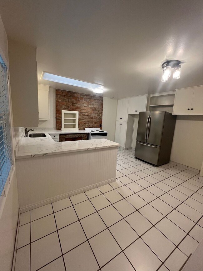 Building Photo - Updated 2 Bedroom 1 Bathroom Duplex in San...