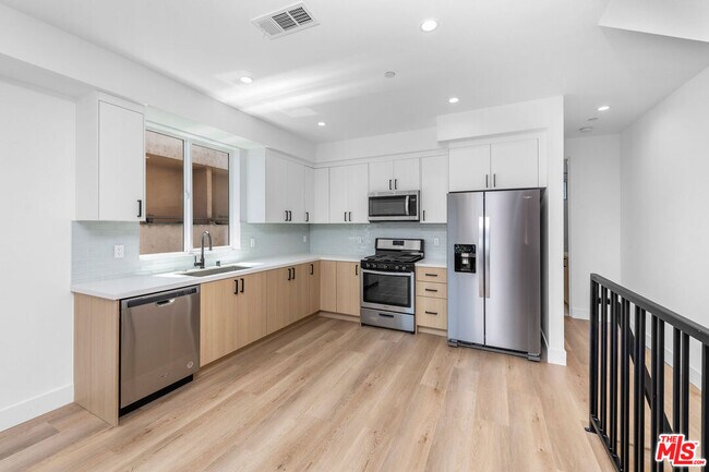 Foto del edificio - 4333 Dixie Canyon Ave