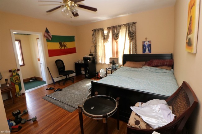 Building Photo - 4 br, 1 bath Duplex - 10 Stevens St