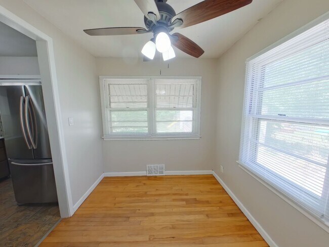 Foto del edificio - 1027 N Old Manor Rd