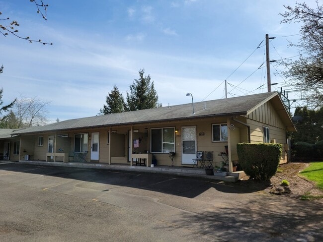 Building Photo - Rent Special: 1/2 Off June's Rent!! Ground Level 1 Bedroom 1 Bath W/ AC