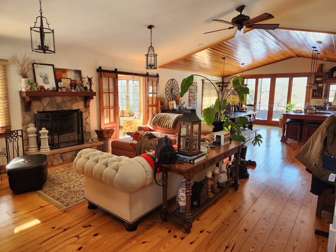 Building Photo - 4 Greenbrier Rd