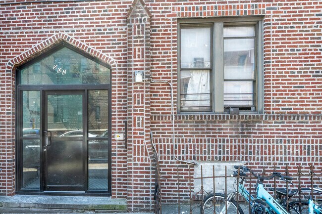 Entrance - 902 42nd St