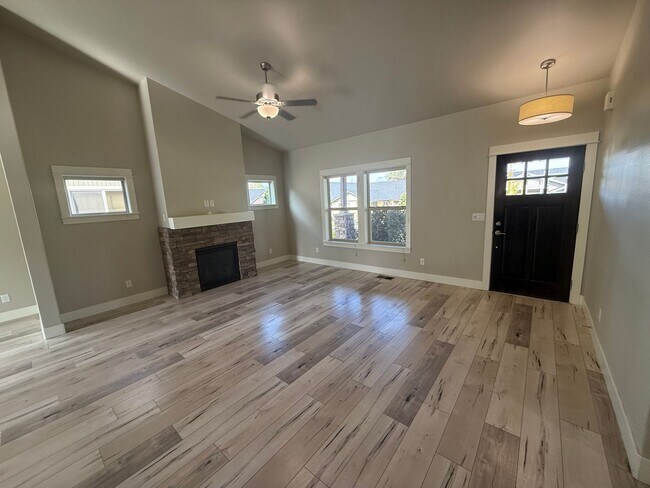 Foto del edificio - NE 3 Bdrm, 2 Bath, Gas Heat/Fireplace, Air...