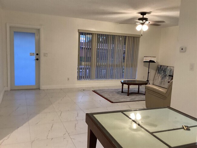 Foto del edificio - 8571 NW 26th St