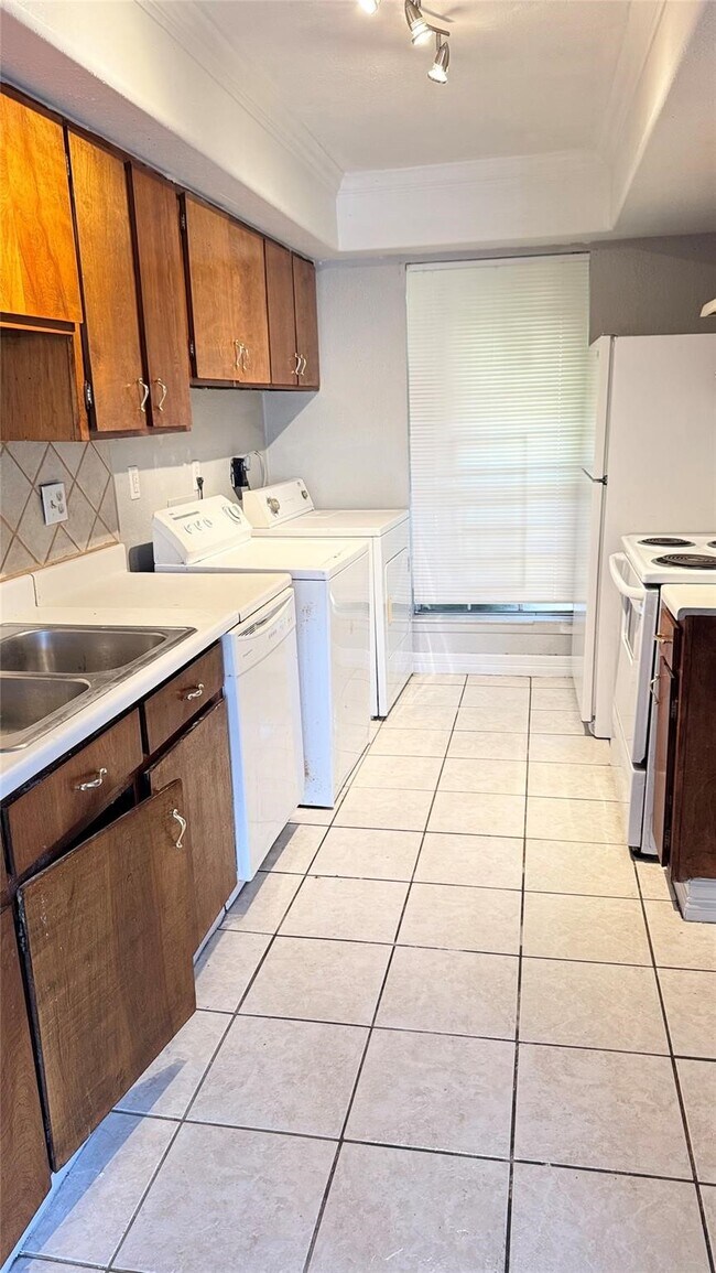 Foto del edificio - 7818 Grove Ridge Dr
