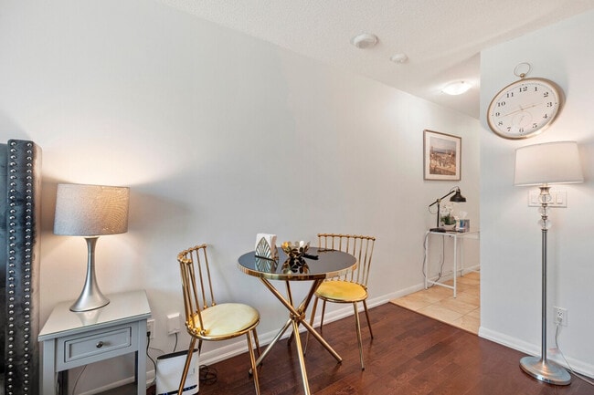 Building Photo - 211 Fort York Blvd