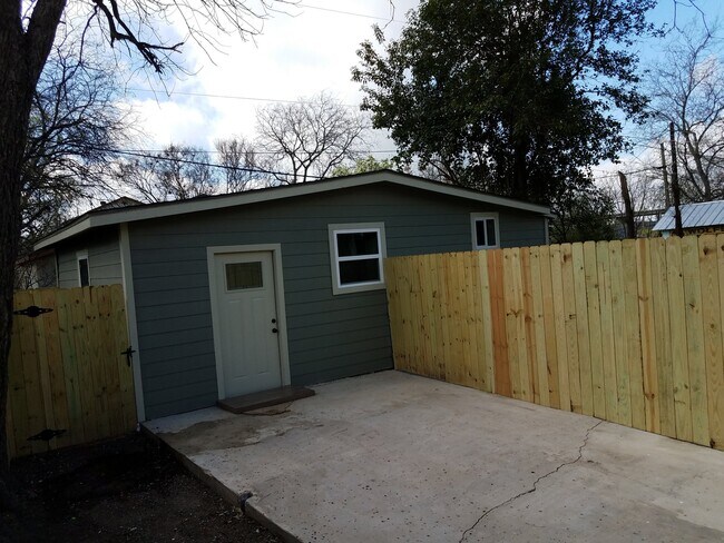 Foto del edificio - 418 E Highland Blvd