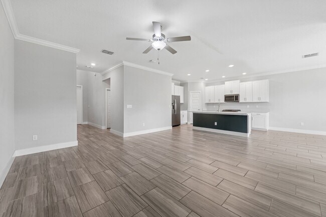 Foto del edificio - Stunning 4 BR + LOFT /2.5 BA/ 2 CG home in Gorgeous Bexley!