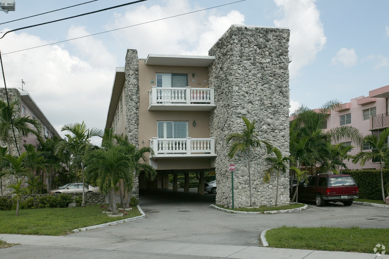 Building Photo - 621 S Royal Poinciana Blvd
