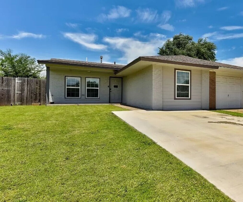 Primary Photo - Newly Renovated 3 Bed, 2 Bath Duplex