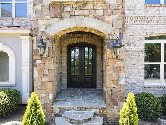 Building Photo - 802 Jamont Cir