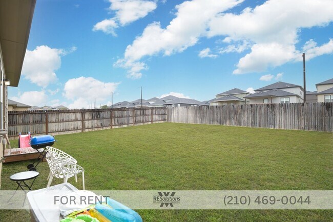 Foto del edificio - 2019 4-Bedroom Home | 2,106 Sq Ft | Fenced Yard | 2-Car Garage | Pet Friendly | Near Lackland & 1604