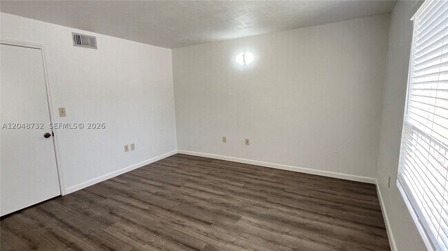 Foto del edificio - 2485 NW 33rd St