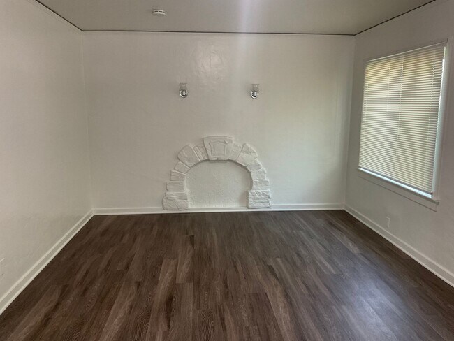 Foto del edificio - 2 bedroom 1 bathroom duplex in Colton