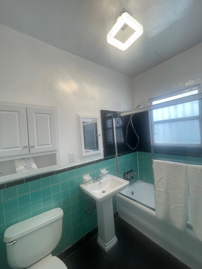 Foto del edificio - 7948 Blackburn Ave