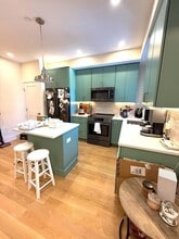 Building Photo - 552 E 5th St