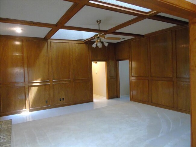Building Photo - 2221 Lakeview Dr