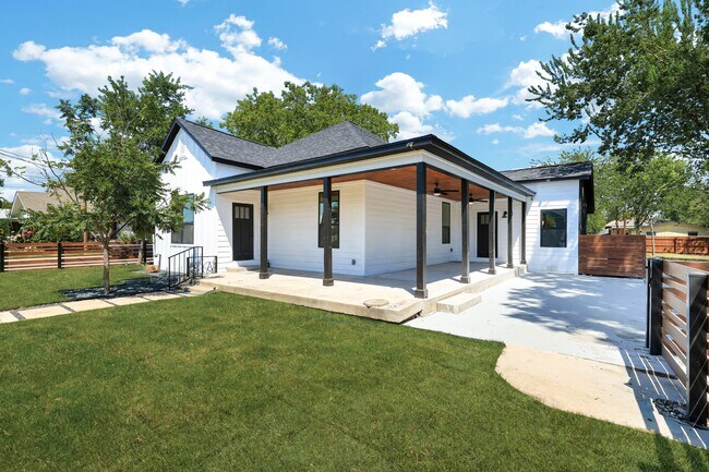 Foto del edificio - 2425 Monterey St