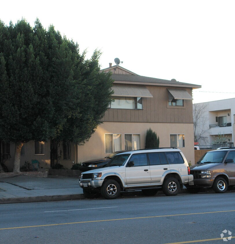 tree obstruction - 5222 Cahuenga Blvd