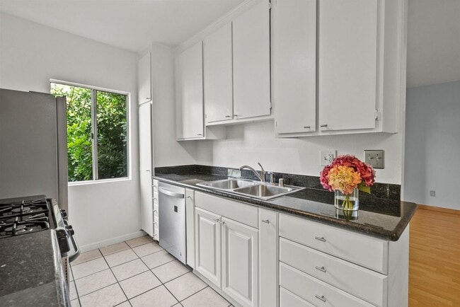 Building Photo - 5055 Coldwater Canyon Ave