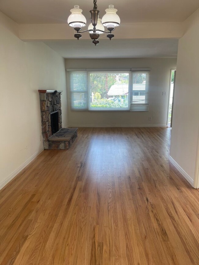 Building Photo - Charming 3 Bedroom 2 Bath Single Family Ho...