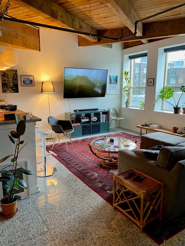 Kitchen bar area / living room - 1408 12th Ave (Seattle, WA)