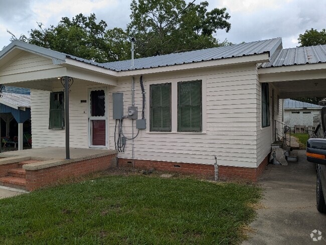 Building Photo - 413 E Oak St