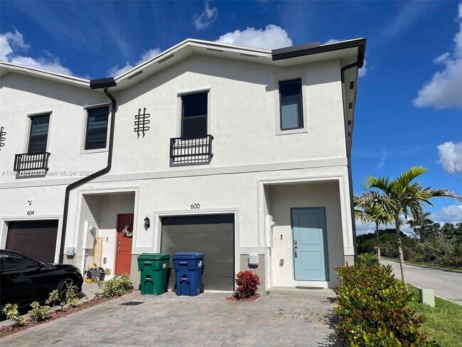 Foto del edificio - 600 SW 12th St