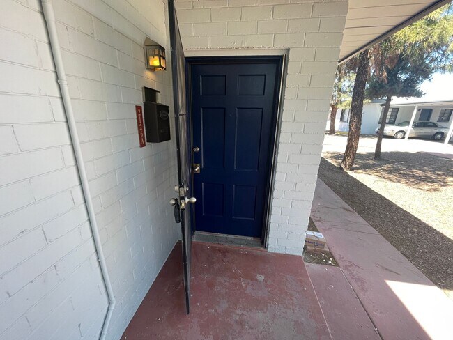 Building Photo - Remodeled Two Bedroom In Historic Blenman-...