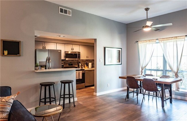 Foto del edificio - 5049 Cedar Springs Rd