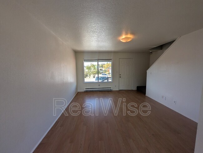 Foto del edificio - 275 Rose Ave