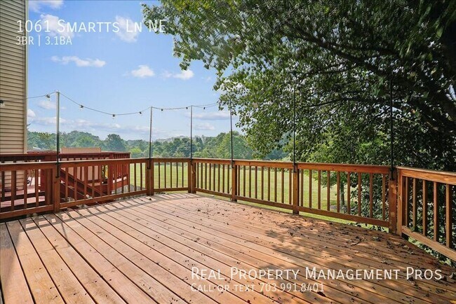 Foto del edificio - 1061 Smartts Ln NE