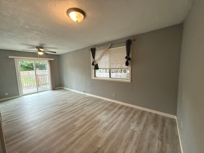 Foto del edificio - Now Available: $2600/month - 6 MONTH LEASE...