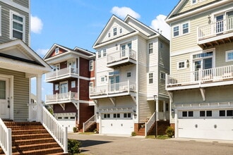 Building Photo - 9518 3rd Bay St