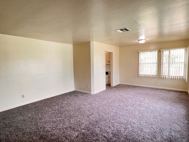 Building Photo - Central Bakersfield Home