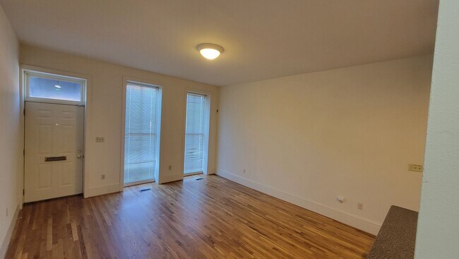 Building Photo - Three Bedroom Three Bath Townhome in Fan D...