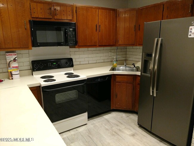 Building Photo - 137 Amberly Dr
