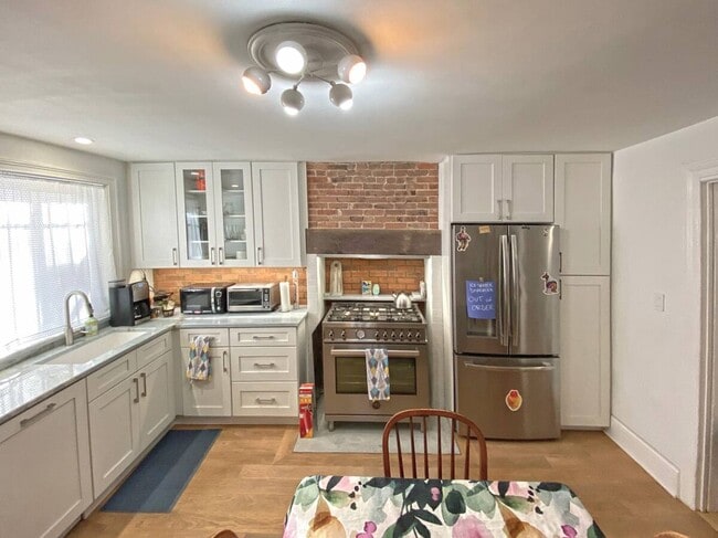 Building Photo - 518A Halsey St