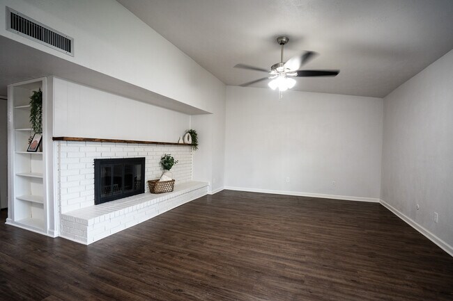 Foto del edificio - 5097 Roberts Dr