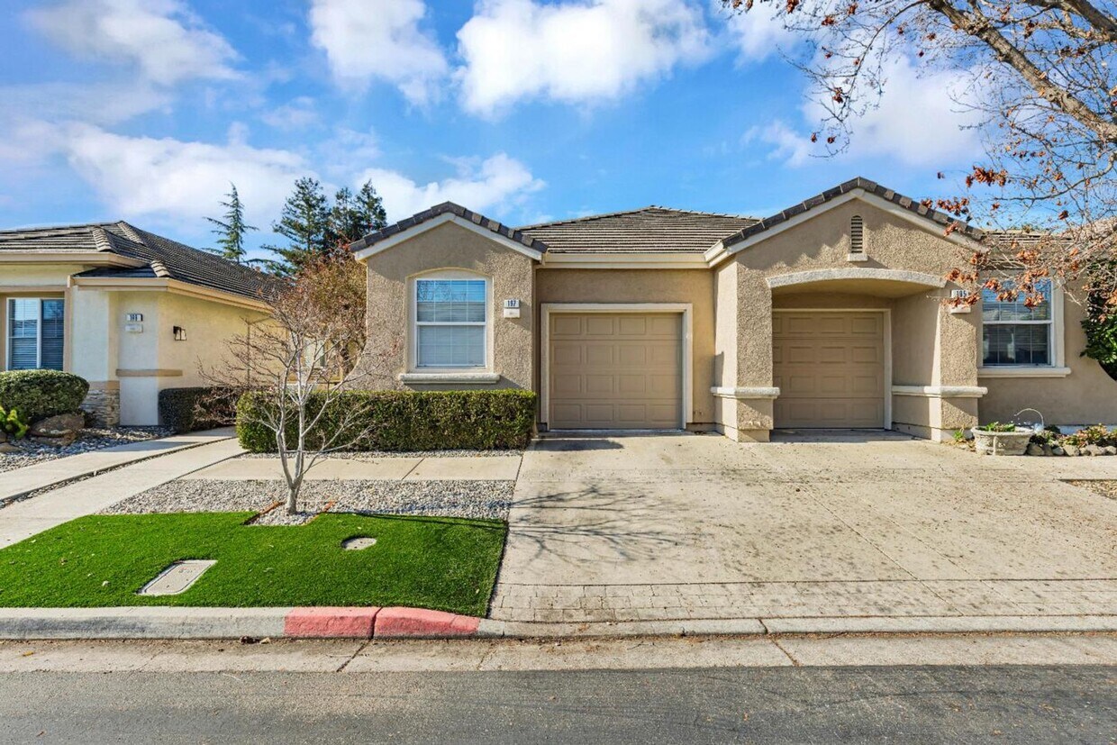 Foto principal - CHARMING 2 BEDROOM & 2 BATHROOM DUET! LOVE...