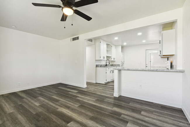 Building Photo - 2211 S Granada Dr