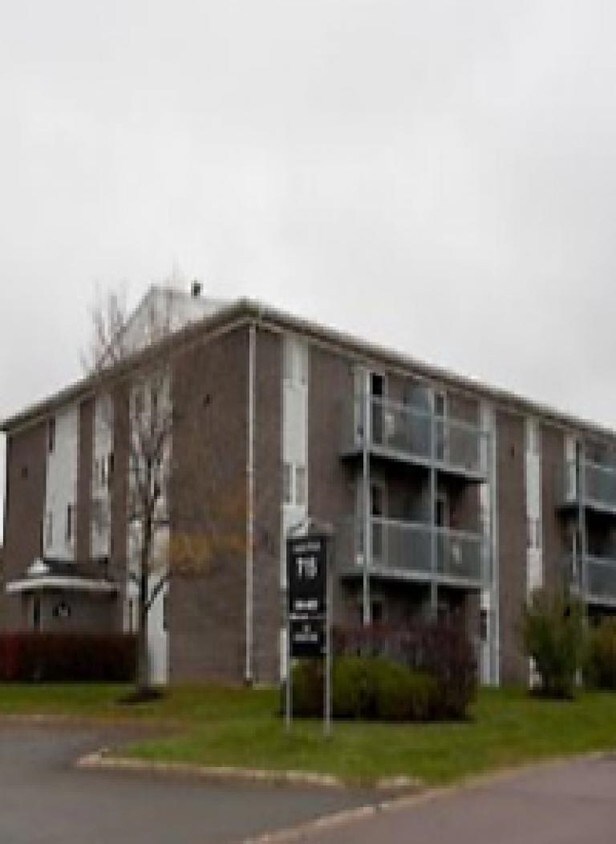 Primary Photo - 715-735 Laurier St