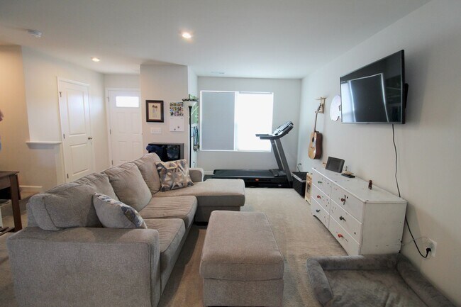 Foto del edificio - Townhome with a large fenced in yard for rent!