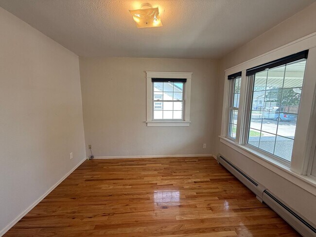 Foto del edificio - Three bedrooms, one bathroom, pet friendly, one car detached garage!