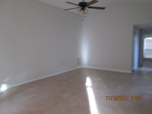Foto del edificio - 230 SW Lake Forest Way