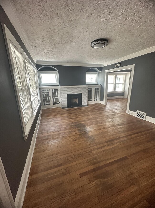 Building Photo - 1337 W 106th St