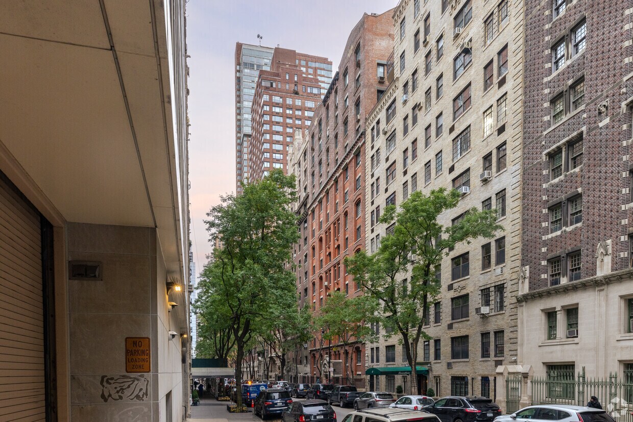 Primary Photo - 27 W 67th St