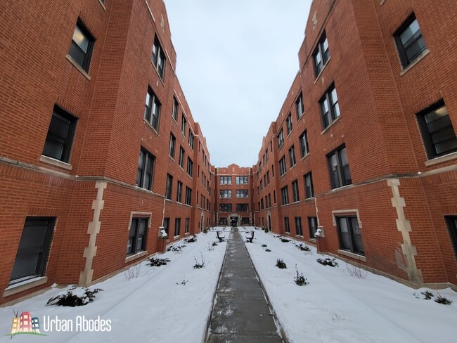 Building Photo - 3943 N Janssen Ave