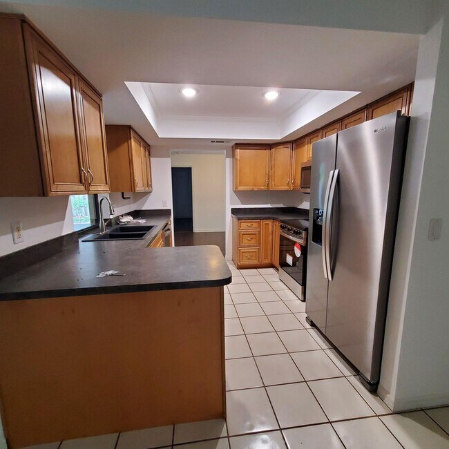 Foto del edificio - Location, convenience, comfort. This 4 bedroom plus den, 2 bath has it all!